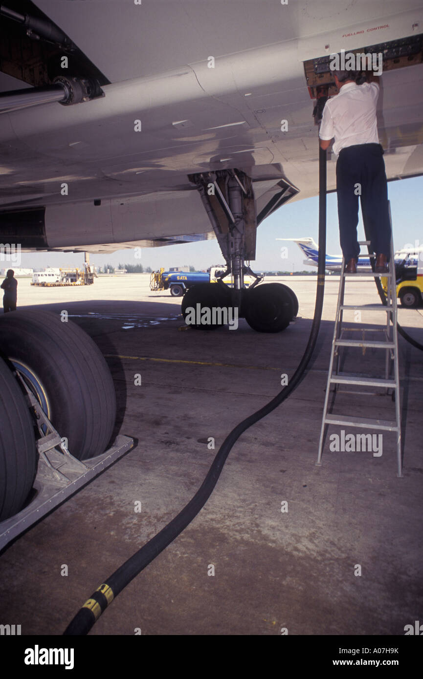 Les employés des compagnies aériennes maintenance avion Concorde de carburant de l'aéroport international de Rio de Janeiro Brésil Banque D'Images