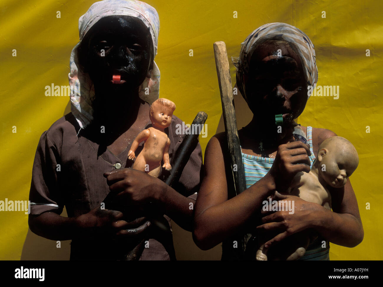 Maracatu rural - les gens danser au carnaval au son d'un groupe de percussion. Nazaré da Mata ville ; l'État de Pernambuco, Brésil. Banque D'Images