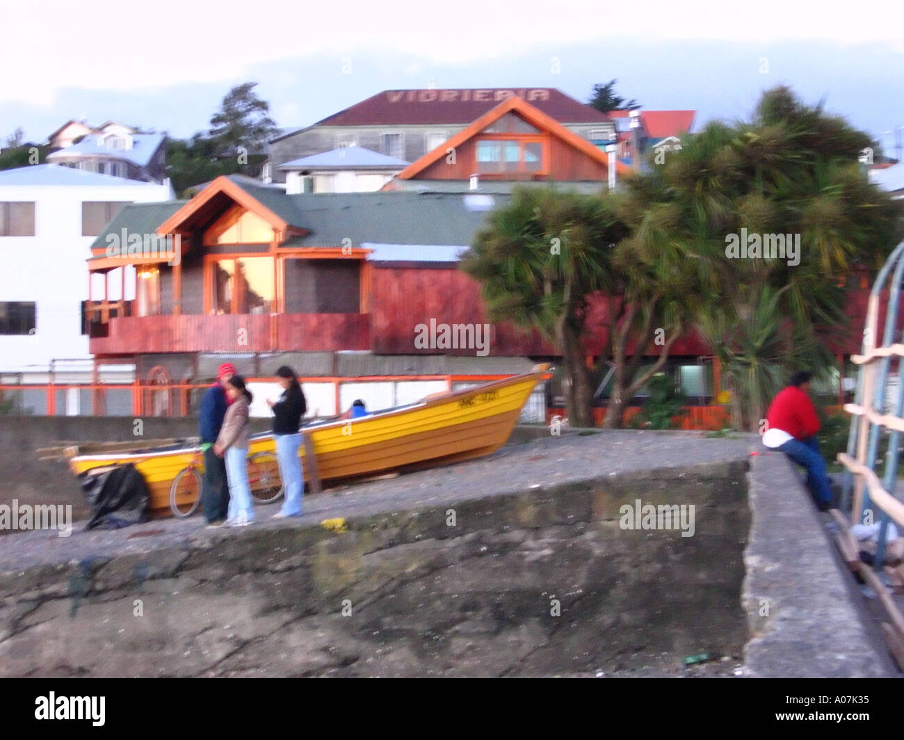 Bateau de pêche et personnes Ancud Chiloe Chili Amérique du Sud Banque D'Images