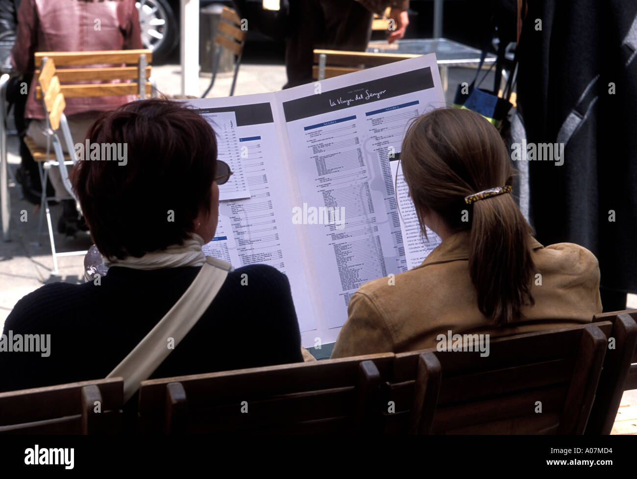Les touristes à la recherche au menu, café, restaurant en plein air, nourriture et boissons, Plaça de Santa Maria, ville de Barcelone, Barcelone, Espagne, Province de Barcelone Banque D'Images
