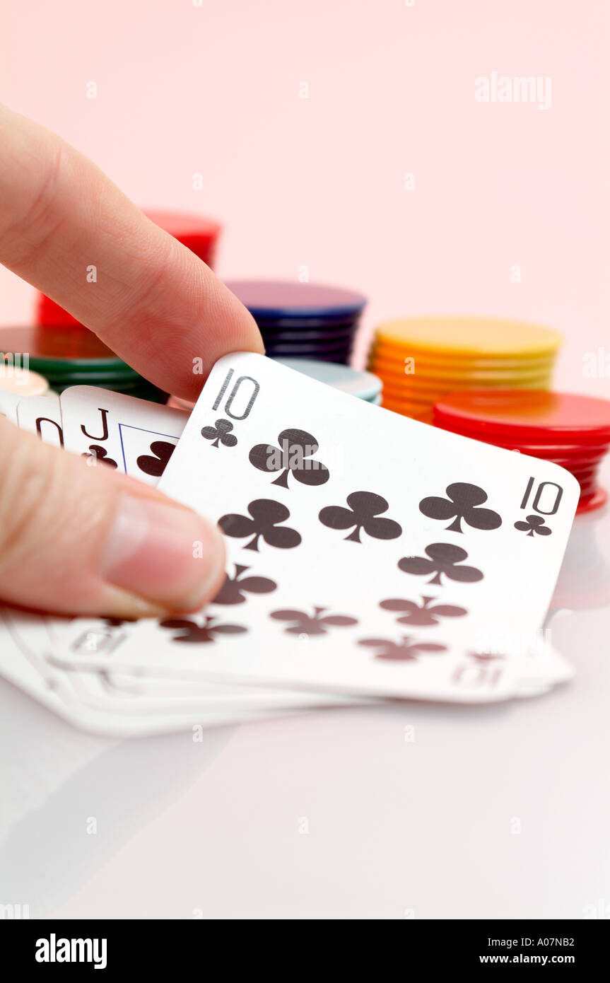 Révélant la main dans un jeu de cartes Banque D'Images