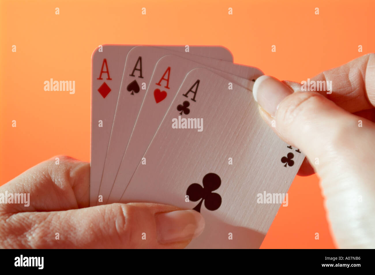Hand holding ace cartes à jouer Banque D'Images