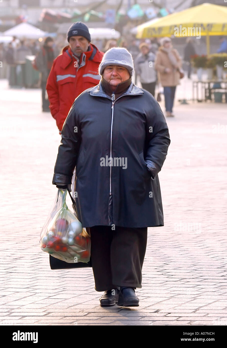 Femme laisse le marché de Noël à Rynek Glowny Krakow Pologne Banque D'Images