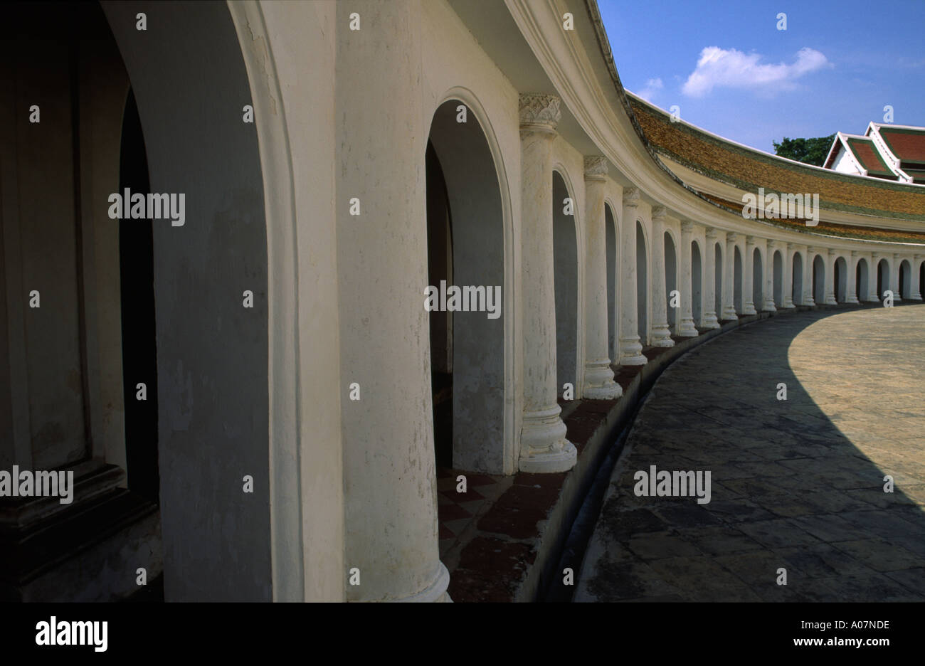 Colonnade Phra Pathom Chedi Thaïlande Banque D'Images