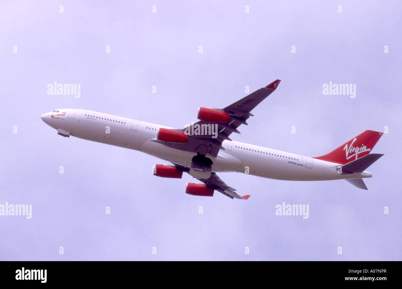 Virgin Atlantic Airways Airbus 340-313 effectuant un passage à basse altitude. 4012-382 GAV. Banque D'Images