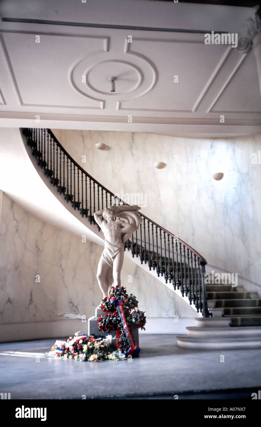 Paris France, couloir intérieur escalier classique avec sculpture dans le bâtiment parisien du gouvernement 'Hôtel de ville » escaliers Banque D'Images