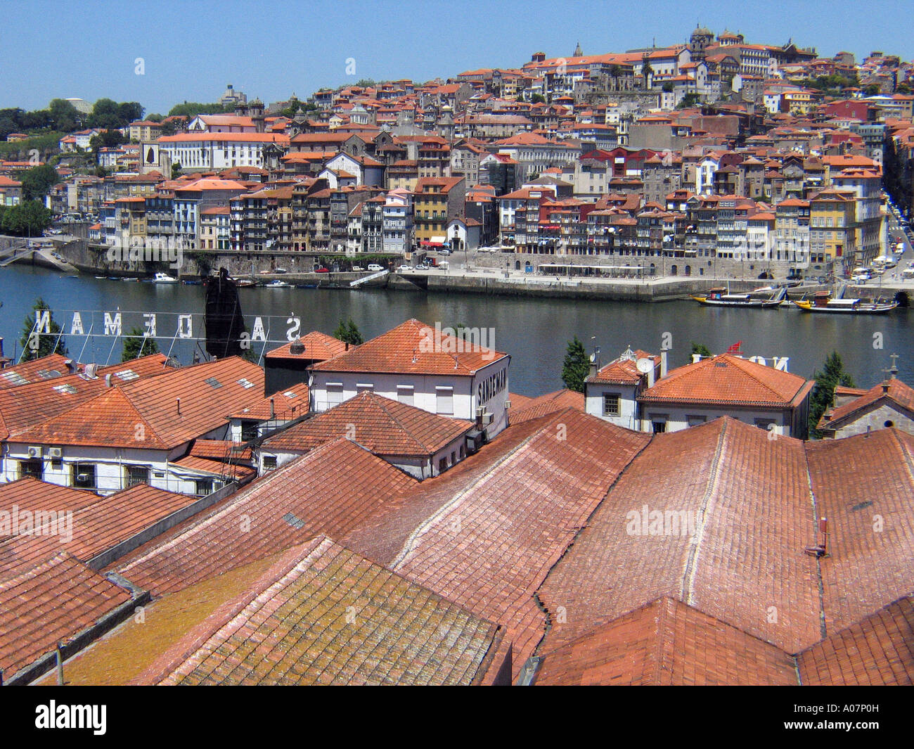 Vue sur Porto à la recherche sur les toits de la rivière Douro et lodges port de Nova de Gaia Banque D'Images