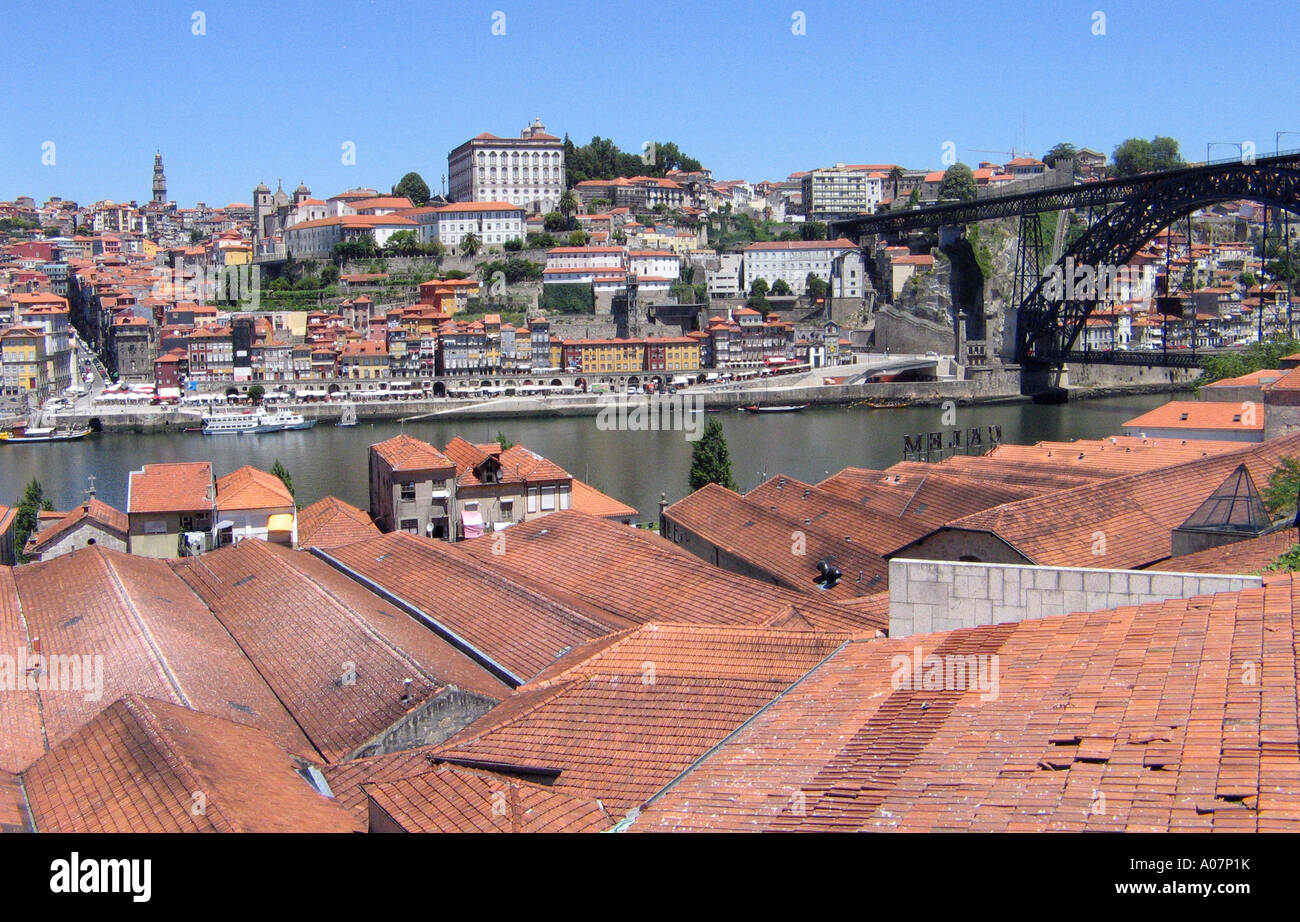 Vue sur Porto à la recherche sur les toits du port de lodges Nova de Gaia et la rivière Douro. Ponte Dom Luis 1 pont à droite du pic Banque D'Images