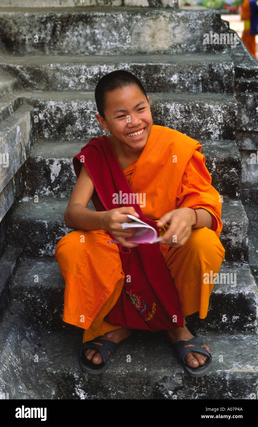 Jeune moine au Wat Phra Sing Chiang Mai 2 Banque D'Images