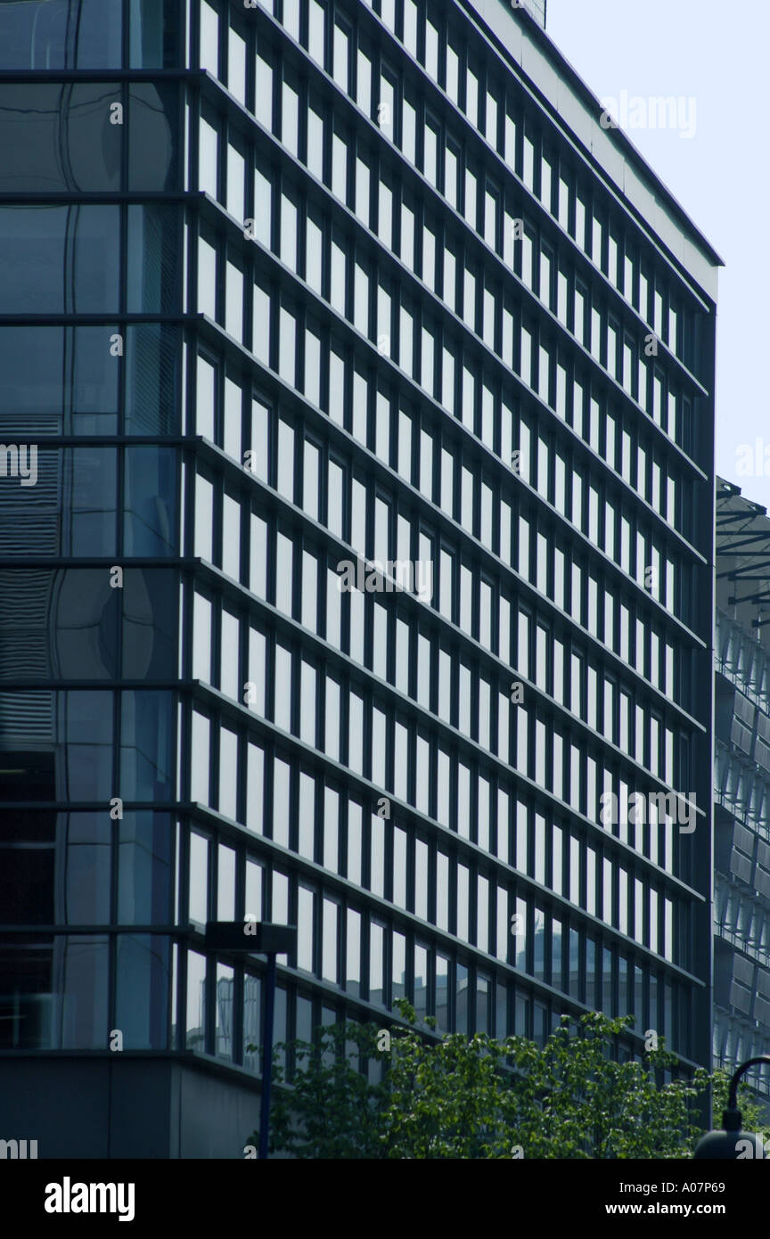 L'image graphique de lignes horizontales formées par verre moderne bâtiment à revêtement métallique Banque D'Images