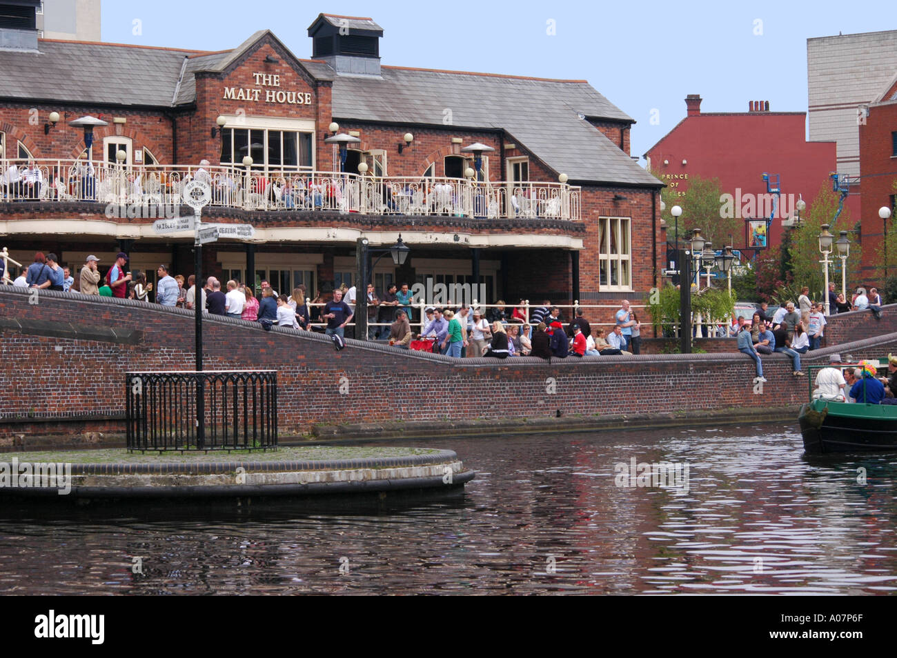 Malt House pub 'public' par le canal regarder les gens narrowboats naviguer 'Vieille Tour Junction' Birmingham UK Banque D'Images