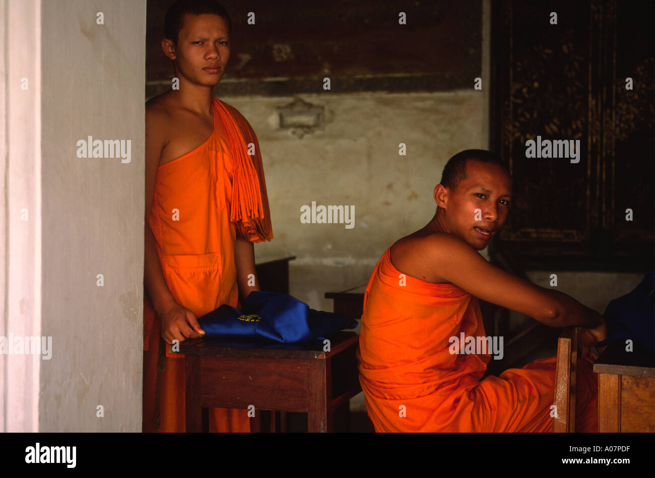 Deux jeunes moines en Thaïlande Nakhon Pathom Banque D'Images