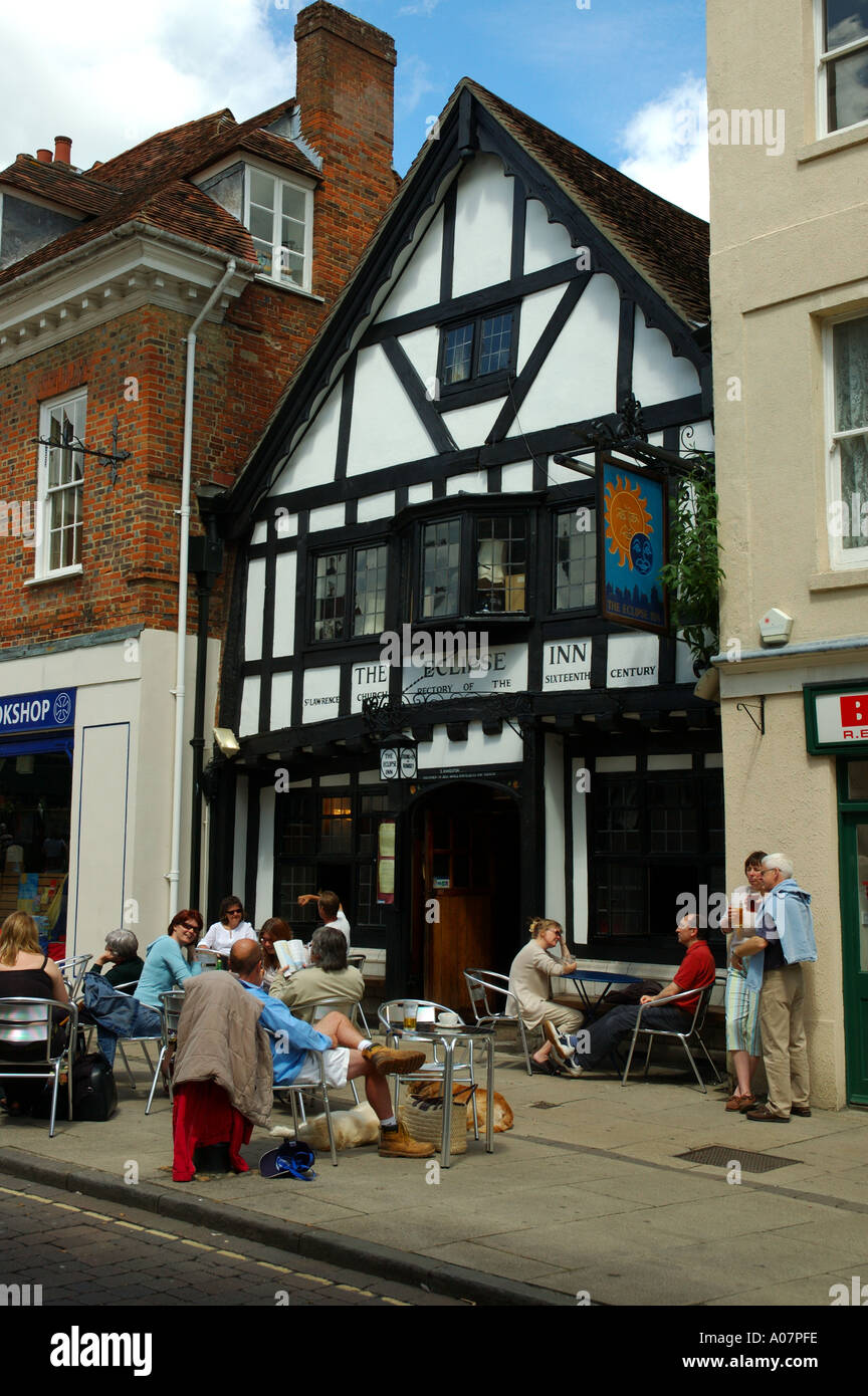 Asseoir les buveurs dehors, sur le trottoir à l'Éclipse Inn St Lawrence presbytère du xvie siècle Market Lane Winche Banque D'Images