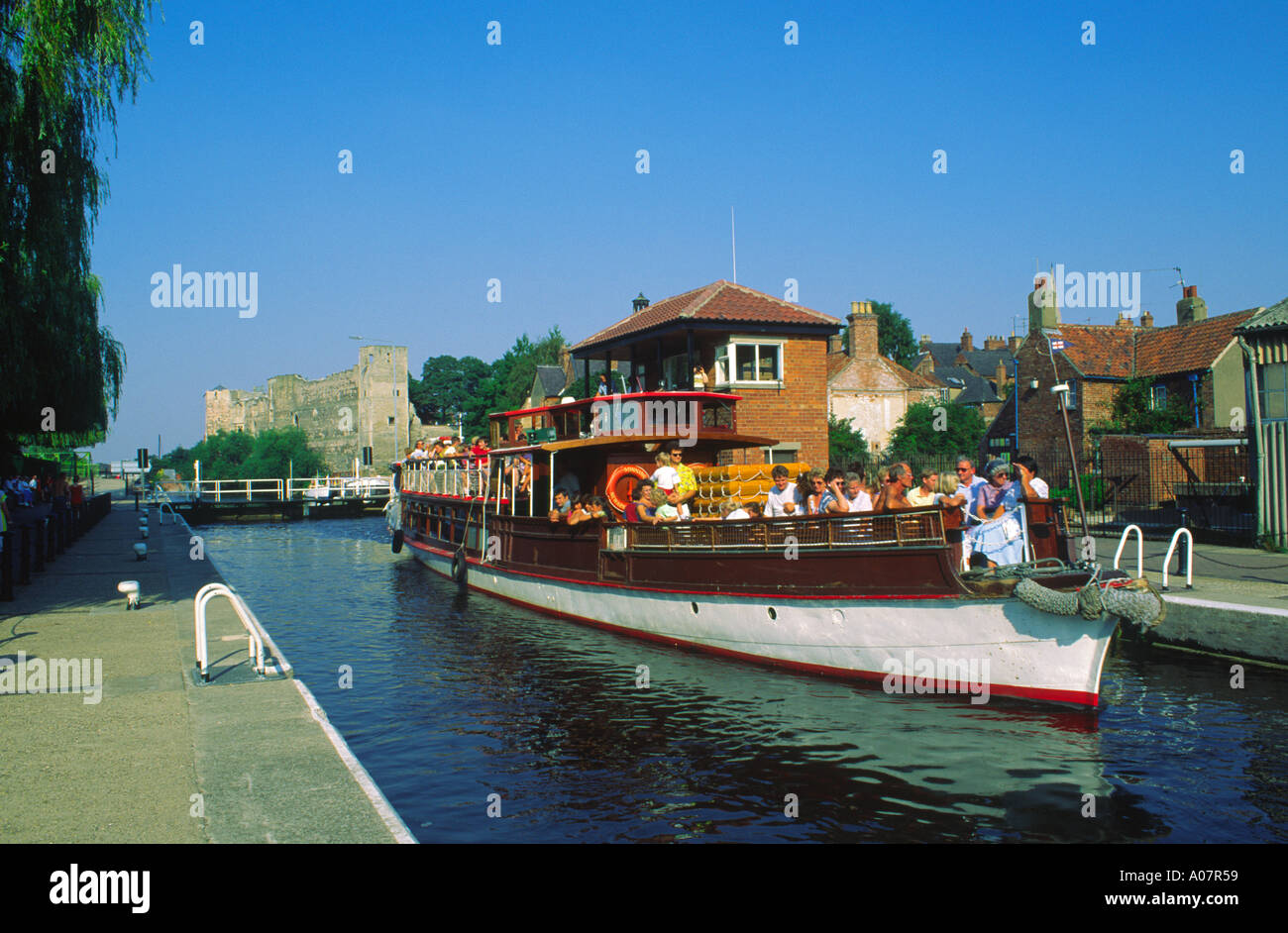Fleuve Trent Lock avec un bateau de plaisance cruiser et le château de Newark Nottinghamshire en Angleterre Banque D'Images