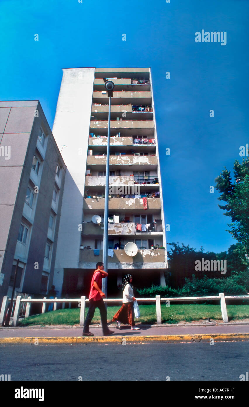 Montfermeil France, banlieue parisienne des années 60 projet de logement public à faible revenu 'les Bosquetss', HLM, scène de rue, immigrants, design moderne , suburban, Banque D'Images