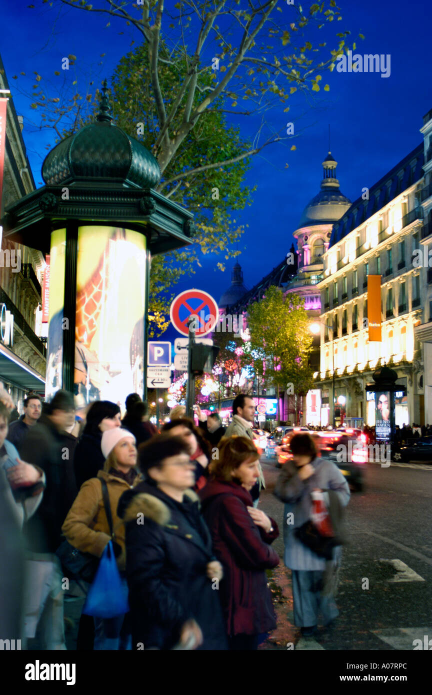 Paris France, Street Scene, zone commerçante près du grand magasin « le Printemps » foule Noël Shopping, haussmann paris Banque D'Images