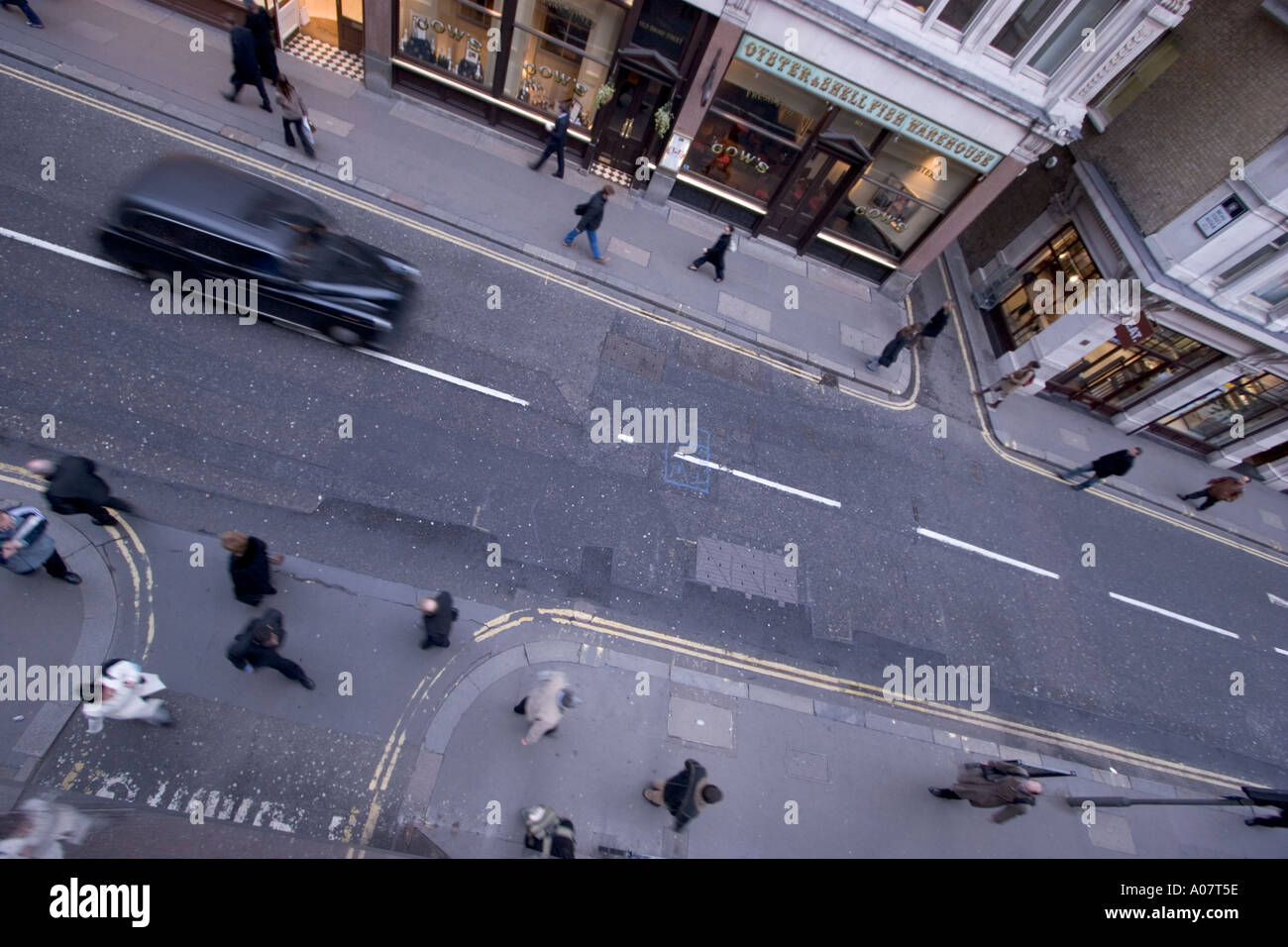 Rue de Londres avec taxi et piétons d'en haut Banque D'Images