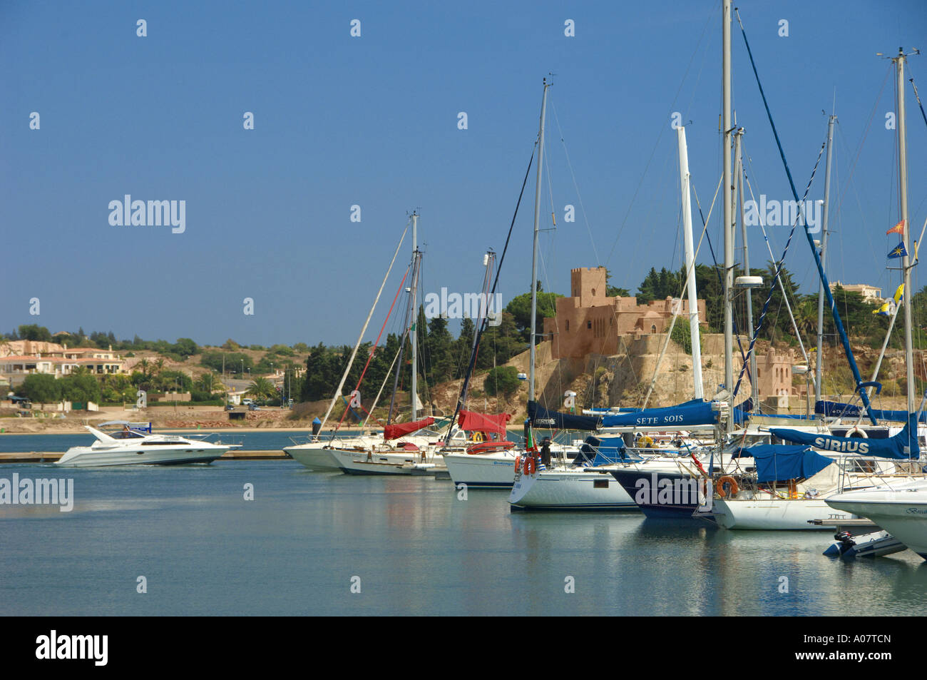 Marina, avec Forte de Sao Joao en arrière-plan Banque D'Images
