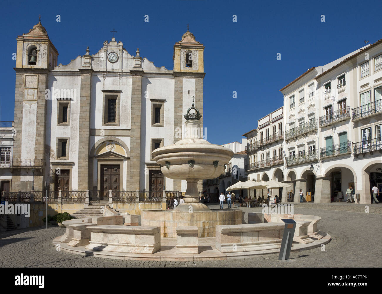 Evora, Praça do Giraldo, l'église de Santo Antao, & Fontaine Banque D'Images