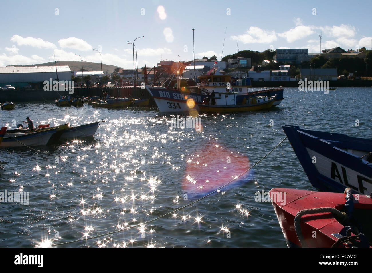 Bateaux de pêche dans le port de ancud chili chiloe Banque D'Images