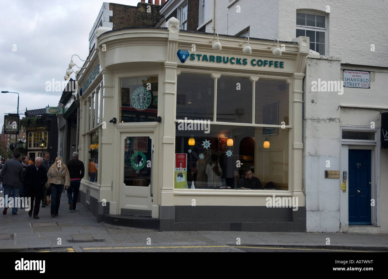 Café Starbucks, Kings Road, Chelsea, Londres. Banque D'Images