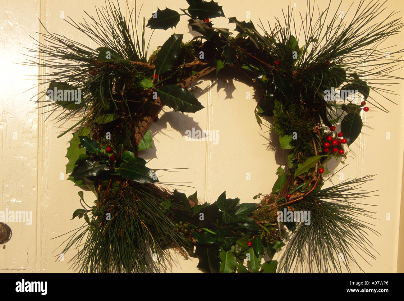 Couronne de Noël sur la porte en bois crème Banque D'Images