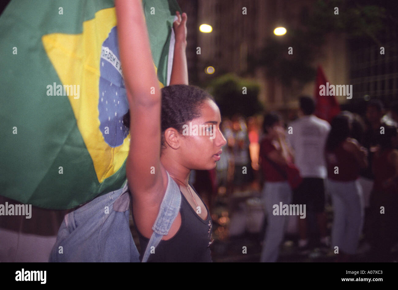 Black Jeune femme tenant le drapeau brésilien au cours de la démonstration Célébration de l'élection de Lula comme président du Brésil Octobre Banque D'Images Black Jeune femme tenant le drapeau brésilien au cours de la démonstration Célébration de l'élection de Lula comme président du Brésil Octobre Banque D'Images