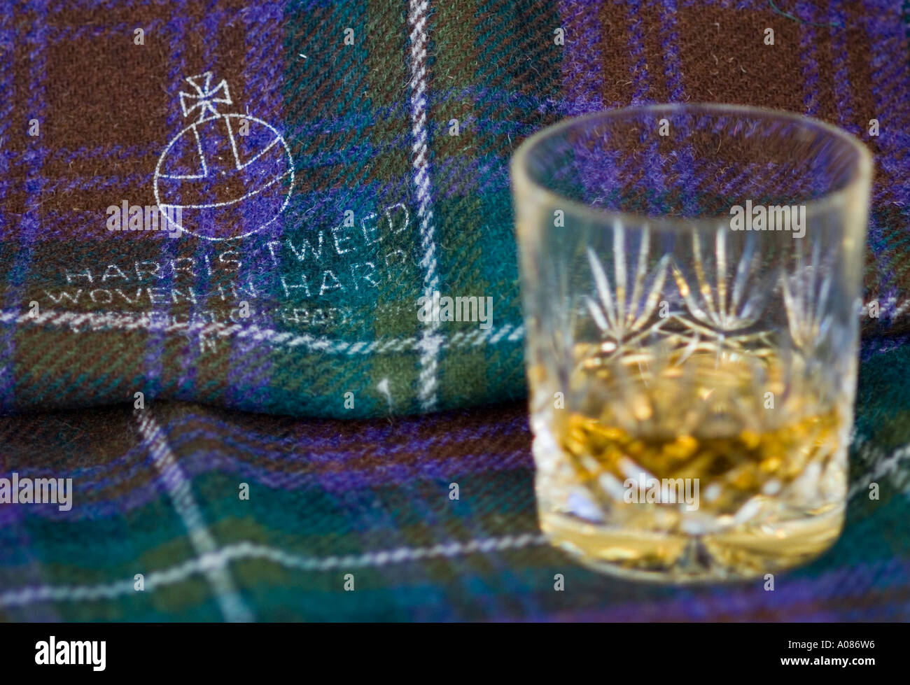 Verre de whisky et le Harris Tweed Banque D'Images