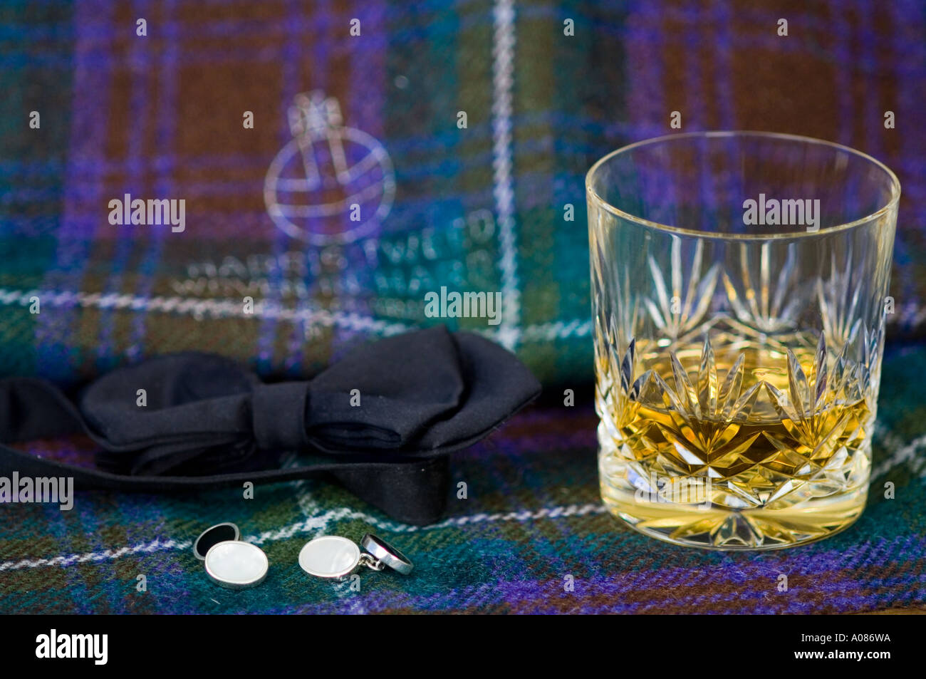 Verre de whisky et le Harris Tweed Banque D'Images