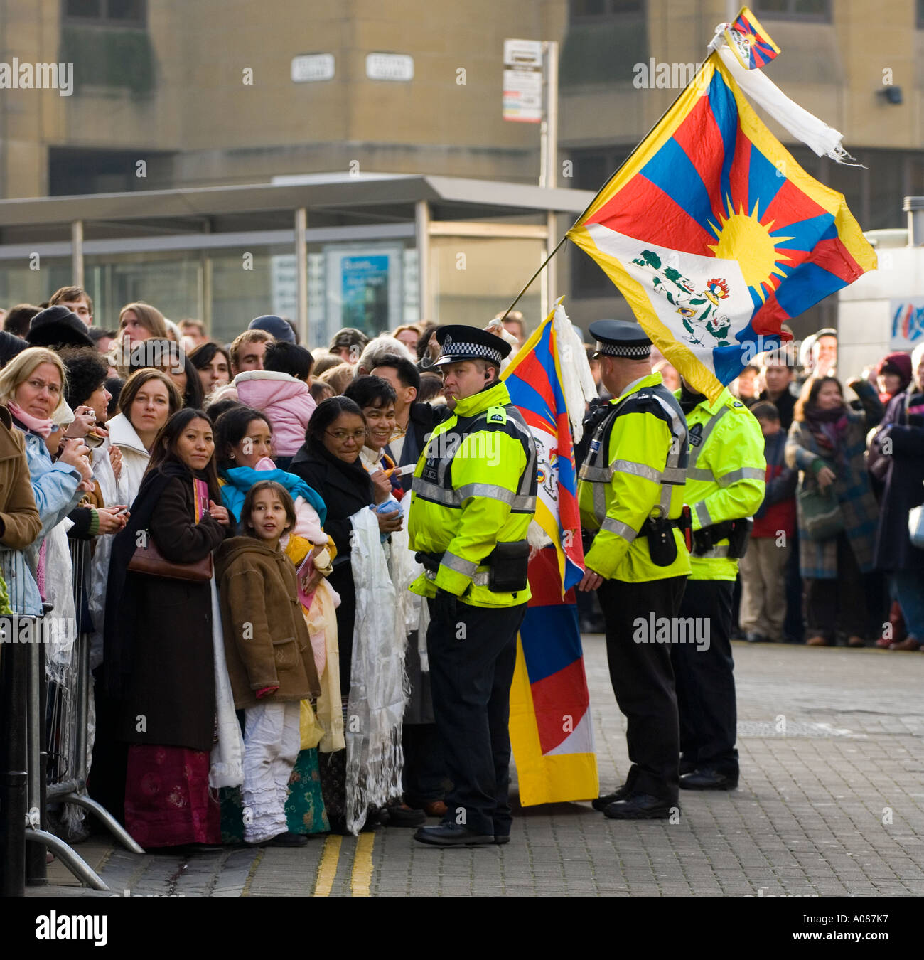 Foule brandissant des drapeaux tibétains Banque D'Images
