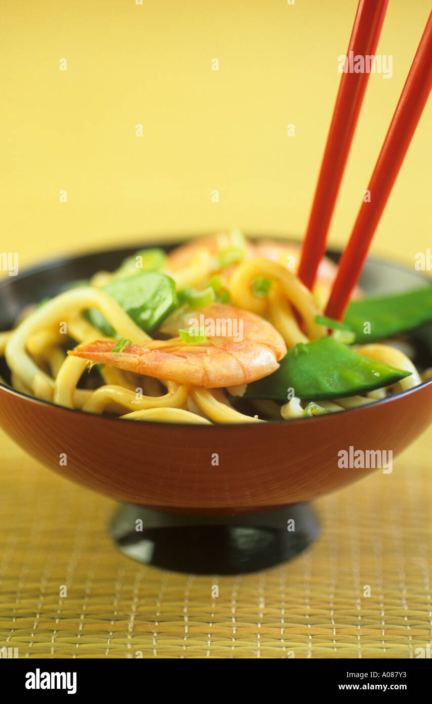 Crevettes et légumes avec nouilles japonaises Banque D'Images