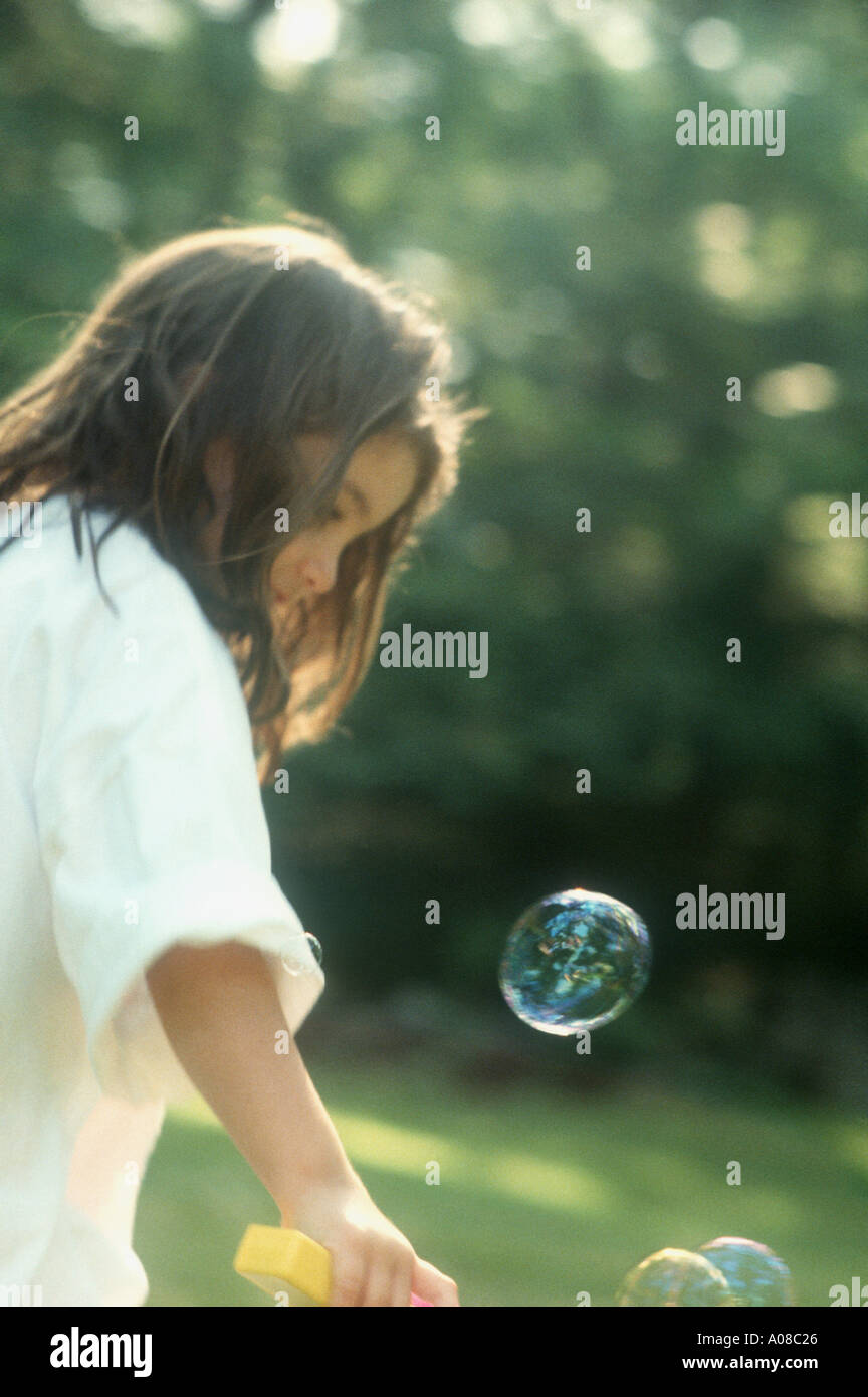 Young happy girl Playing with bubbles Banque D'Images