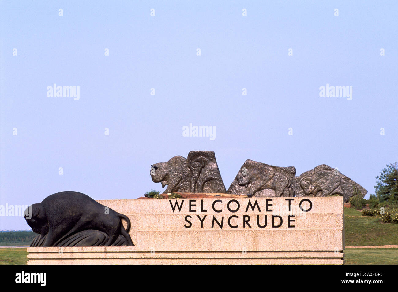 Sculpture en pierre moderne au bison des bois Gateway pour Syncrude Sables bitumineux de l'Athabasca, près de Fort McMurray, Alberta, Canada Banque D'Images