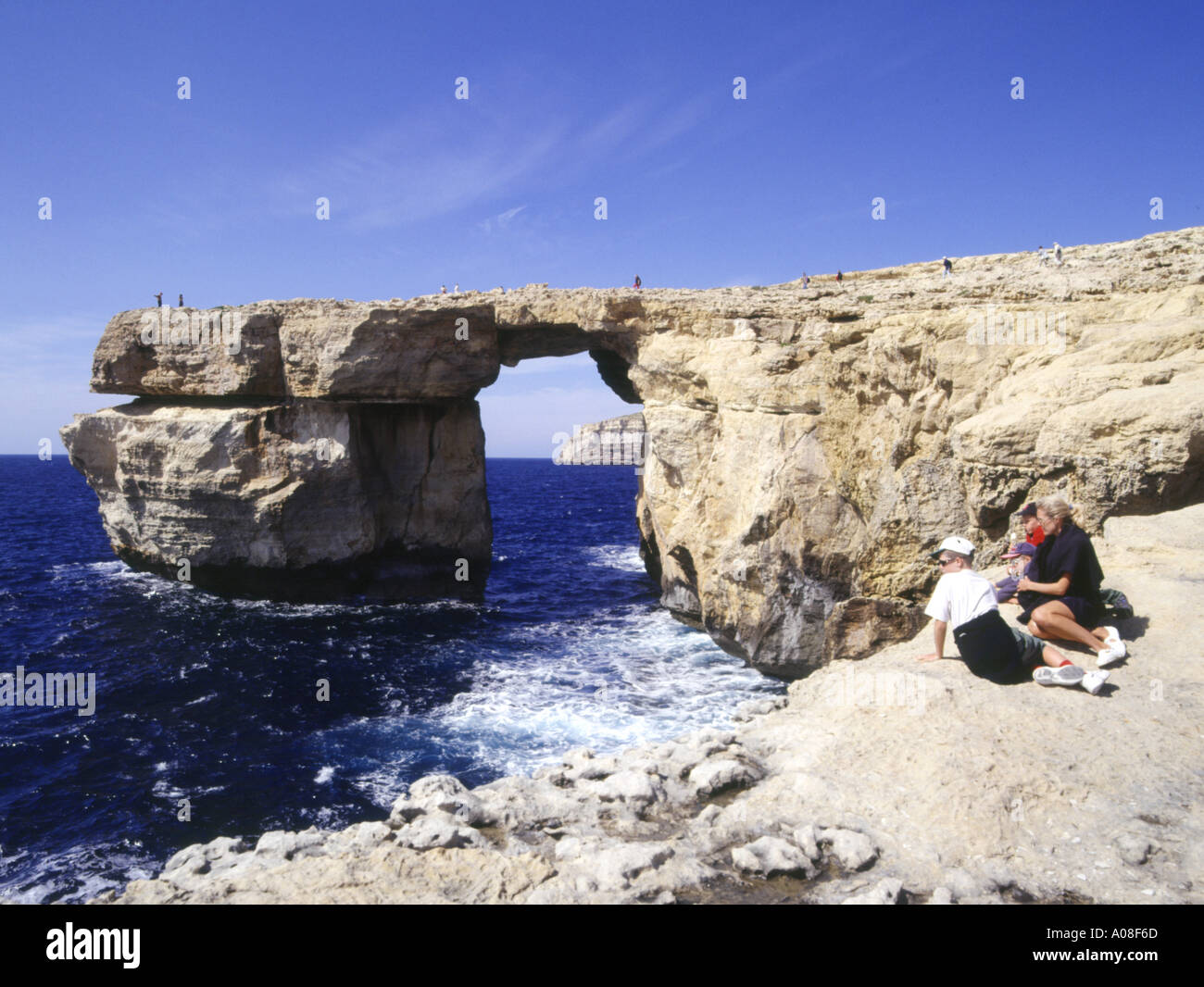 dh Azure Window DWEJRA POINT GOZO Seacliffs de roche naturelle arch et famille touristique malte mer touristes île bleu ciel Banque D'Images