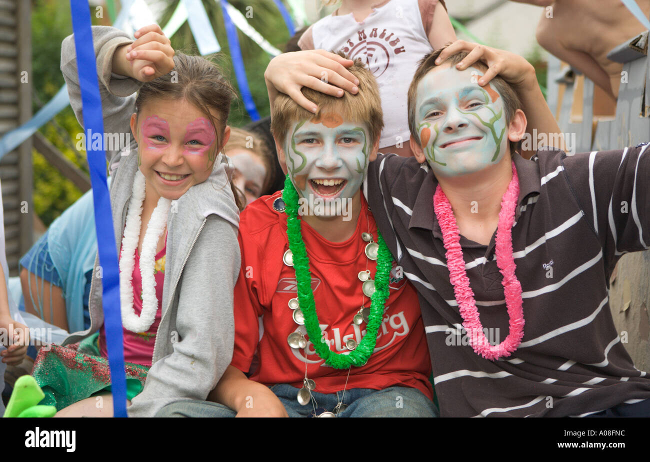 Les enfants s'amusant à Malden Quinzaine Festival communautaire, Malden. Banque D'Images