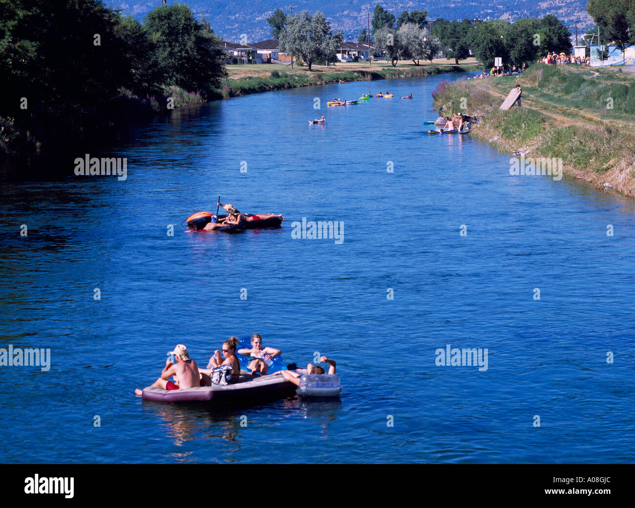 Penticton, C.-B., au sud de l'Okanagan, Colombie-Britannique, Canada - adolescents / Ados flottant sur le canal de la rivière Okanagan, l'été Banque D'Images