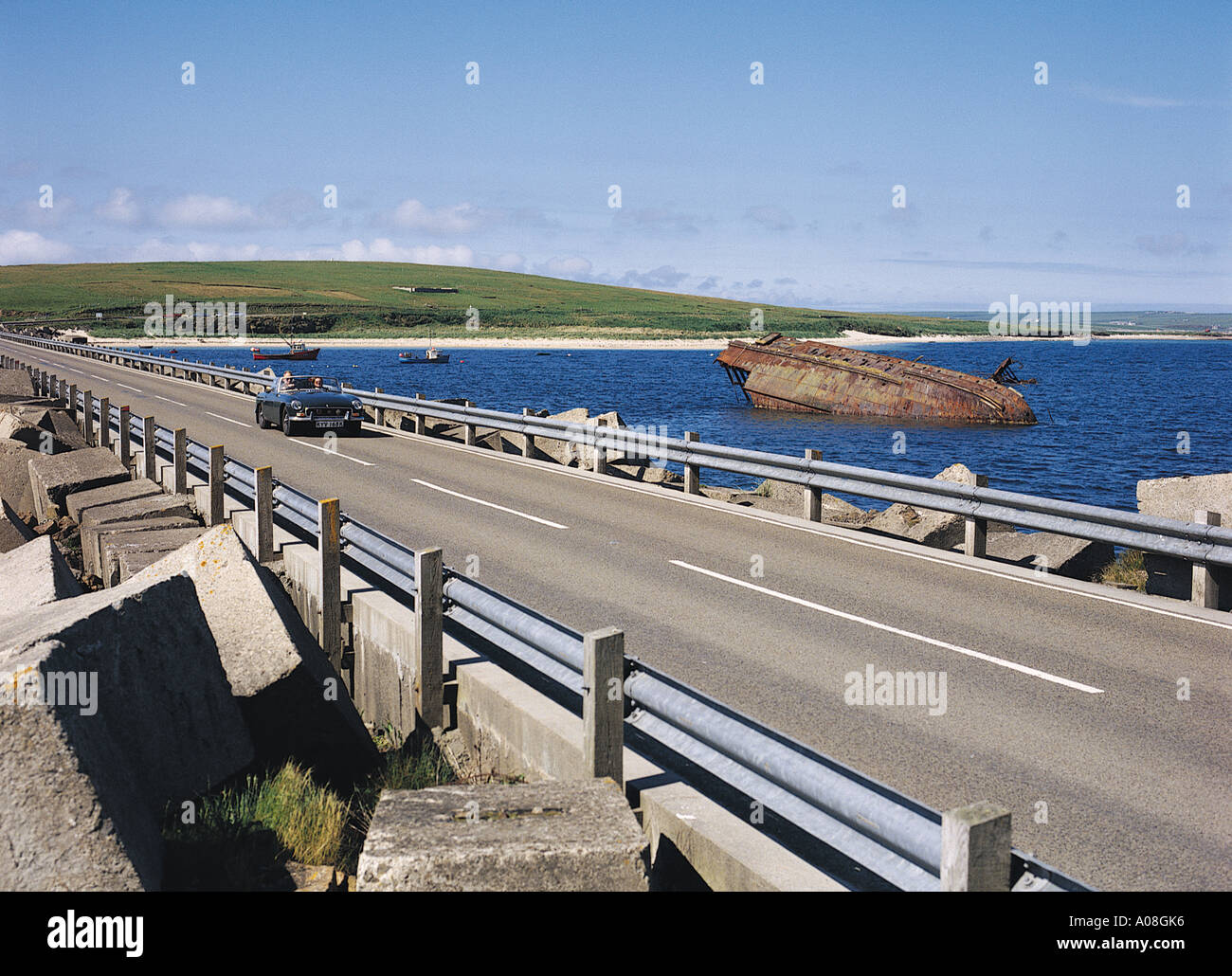 dh 3e barrière de Churchill BARRIÈRES DE CHURCHILL ORKNEY voiture sur la chaussée route et bloquer le navire mg roadster touristes Banque D'Images