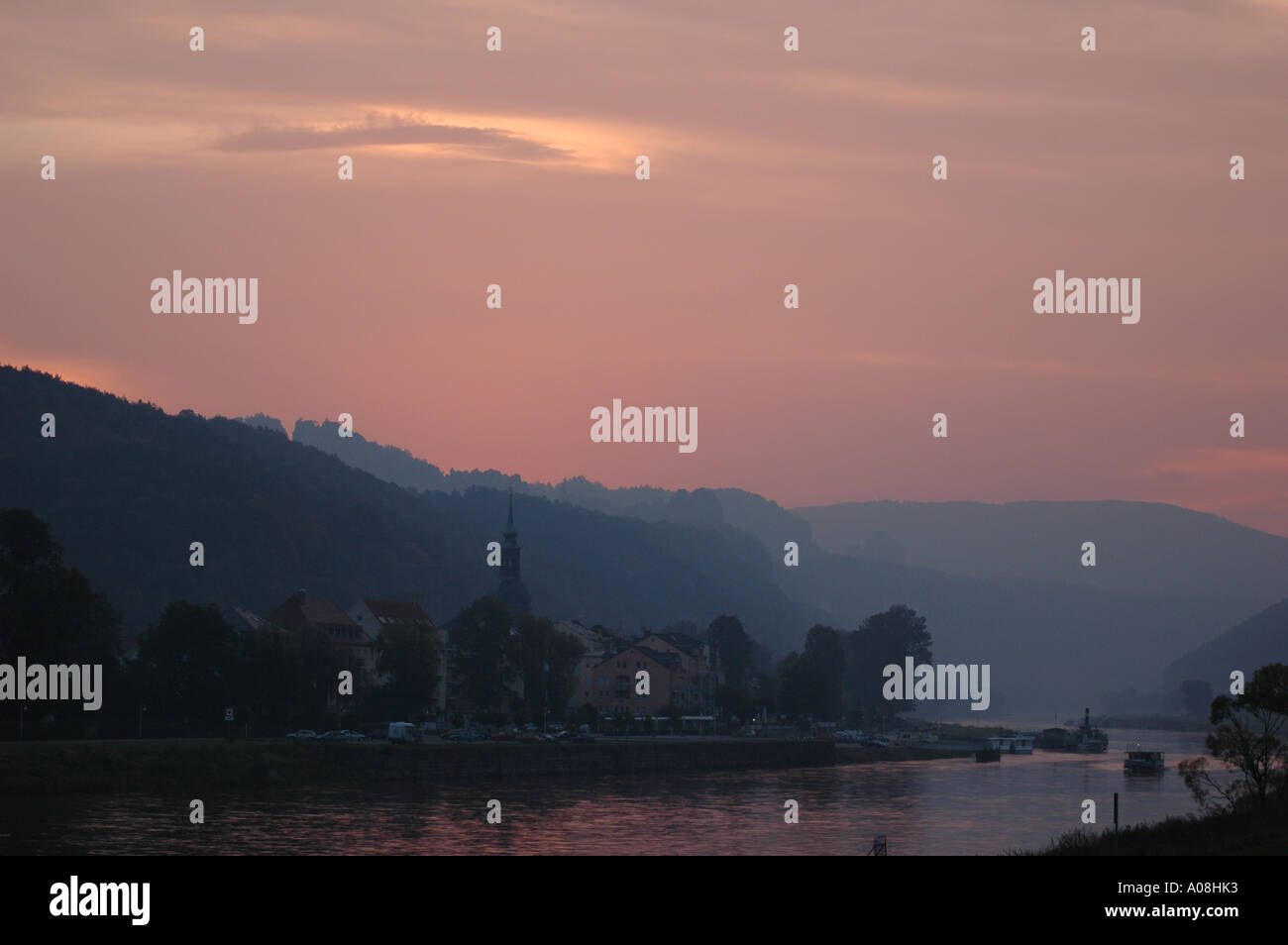 L'aube sur la rivière Elbe Dresden Elbsandsteingebirge Allemagne Banque D'Images