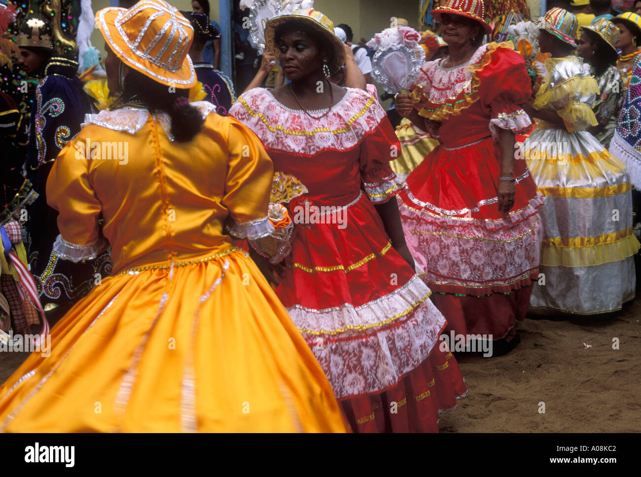 Folklore traditions culturelles rurales Maracatu femmes noires et colorées robes costumes typiques État Pernam descendant d'Africains Banque D'Images