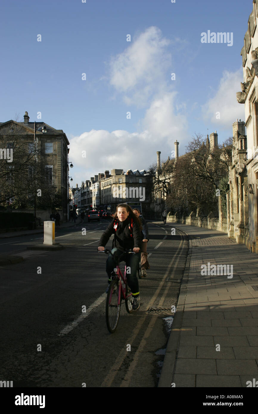 Cycliste en centre-ville d'Oxford Banque D'Images