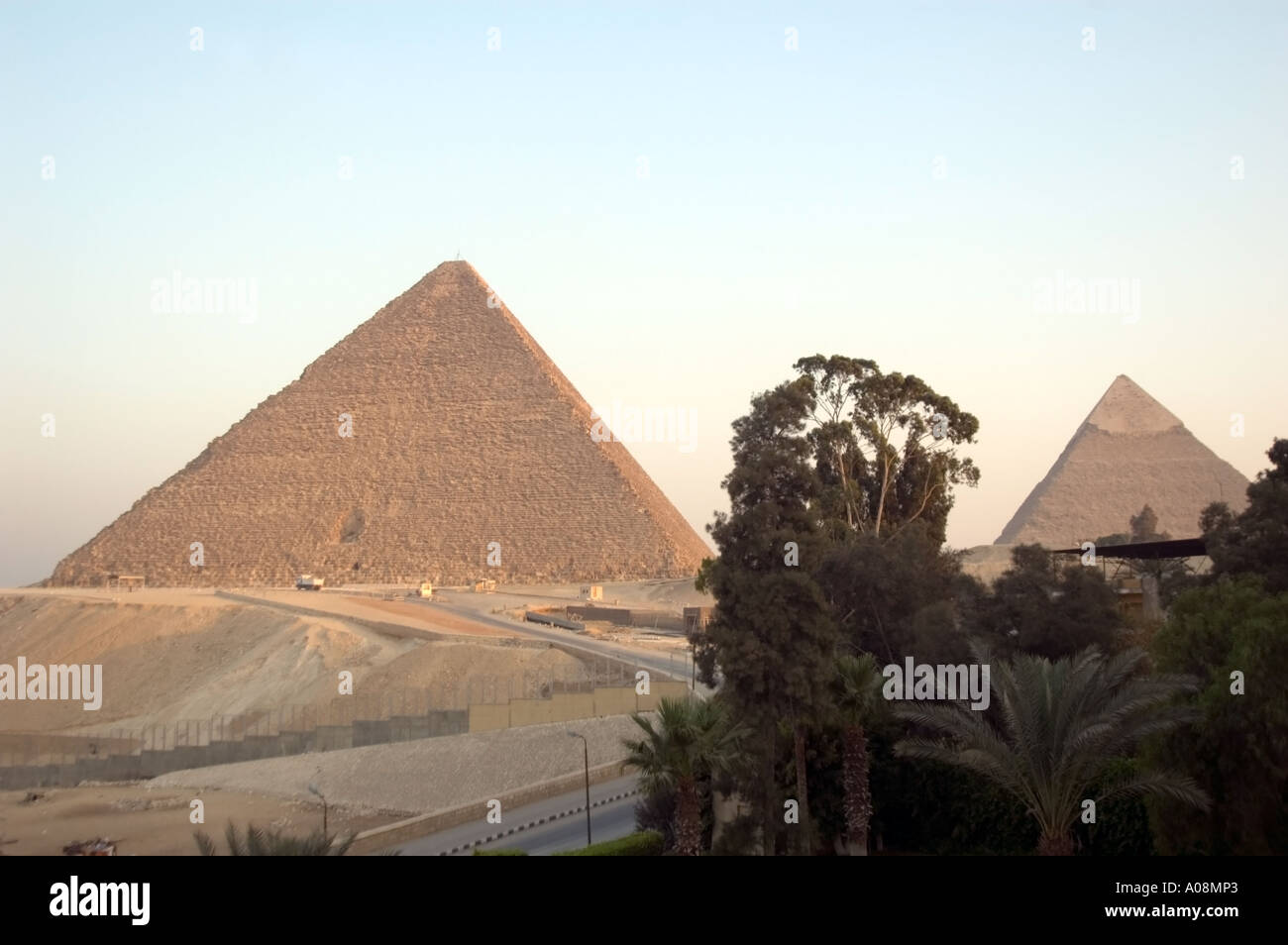 Les grandes pyramides de Gizeh, Le Caire, Egypte, Afrique. Banque D'Images