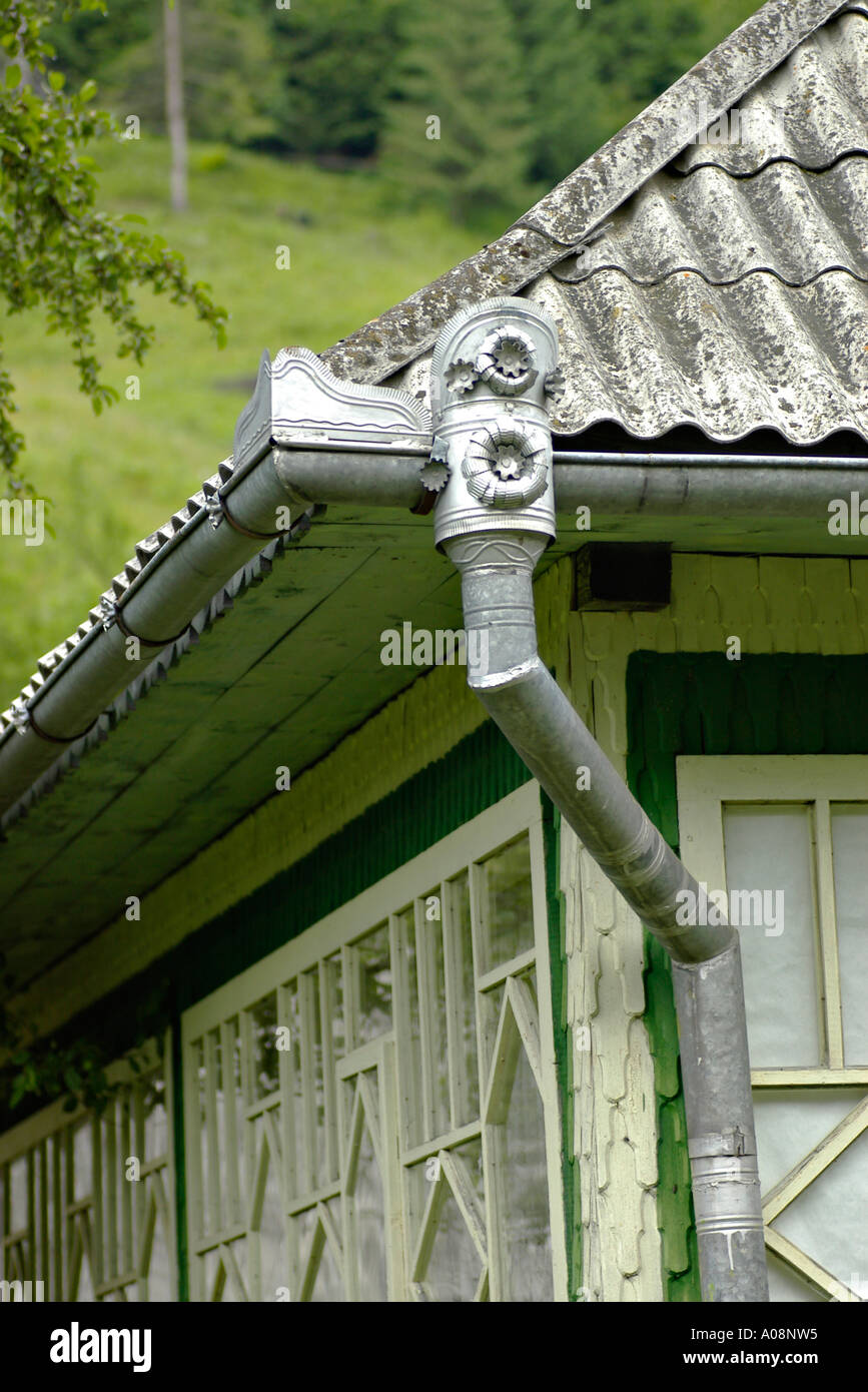 Crafty travail de travail de l'étain classe gitane sur un pays accueil Banque D'Images