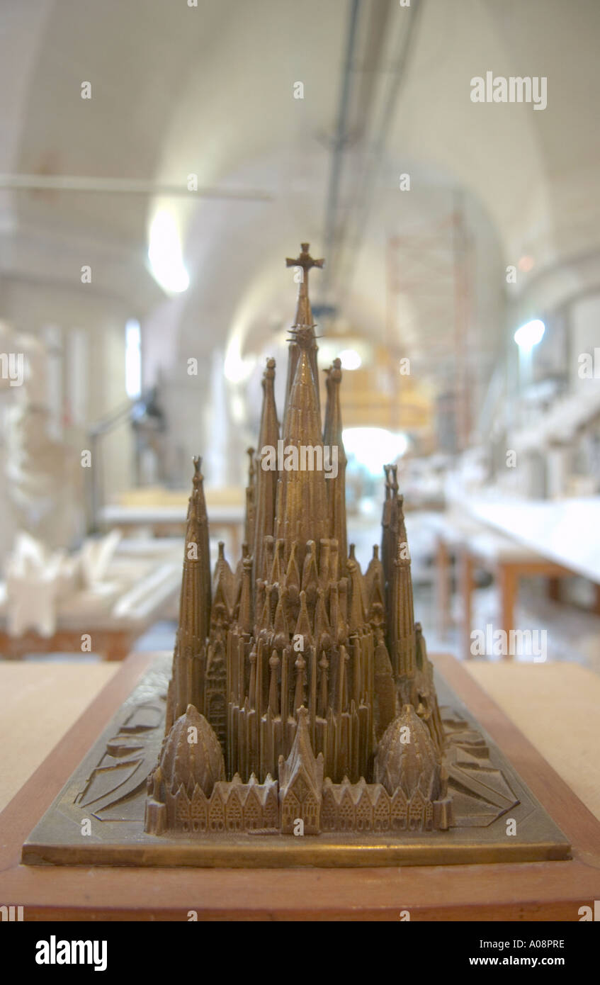 Modèle de la Sagrada Familia achevée sur l'affichage dans l'atelier de la cathédrale de Barcelone, Espagne Banque D'Images