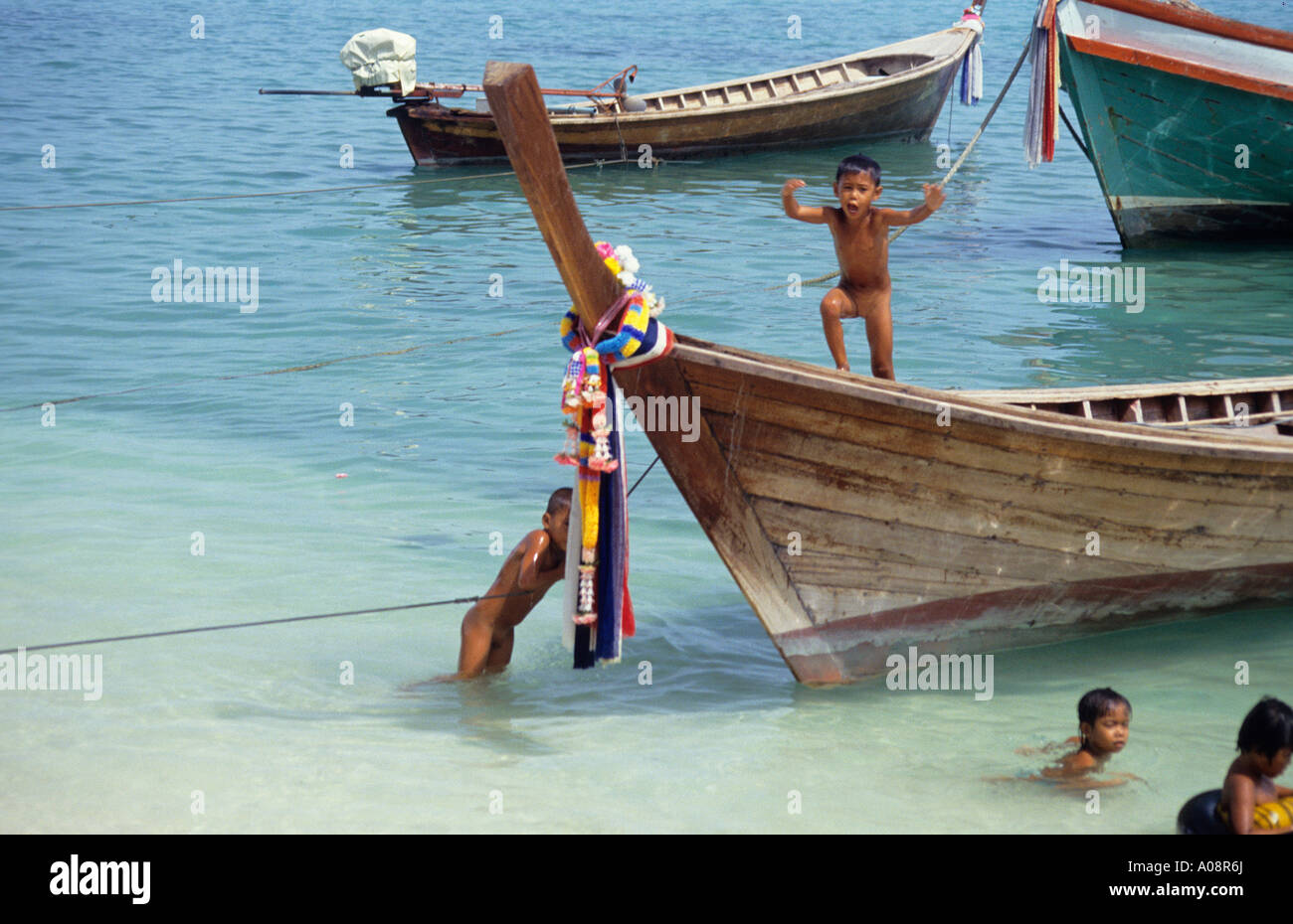 Sea Gypsy enfants jouant dans la mer d'Andaman à Similan 1310 frappée par Tsunami 2004 Banque D'Images