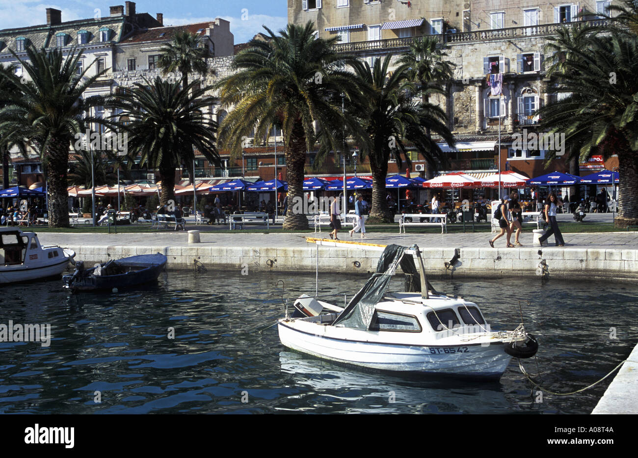 Bateaux dans port de Split avec vue sur le front de Riva avec ses nombreux restaurants colorés Split Dalmatie Riviera de Makarska Croatie Banque D'Images