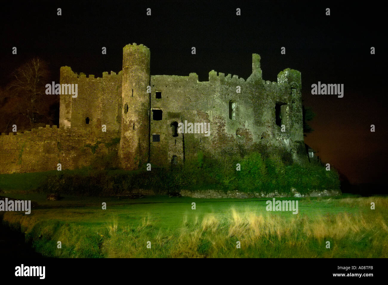 Laugharne Castle la nuit où Dylan Thomas a écrit beaucoup de ses oeuvres Banque D'Images