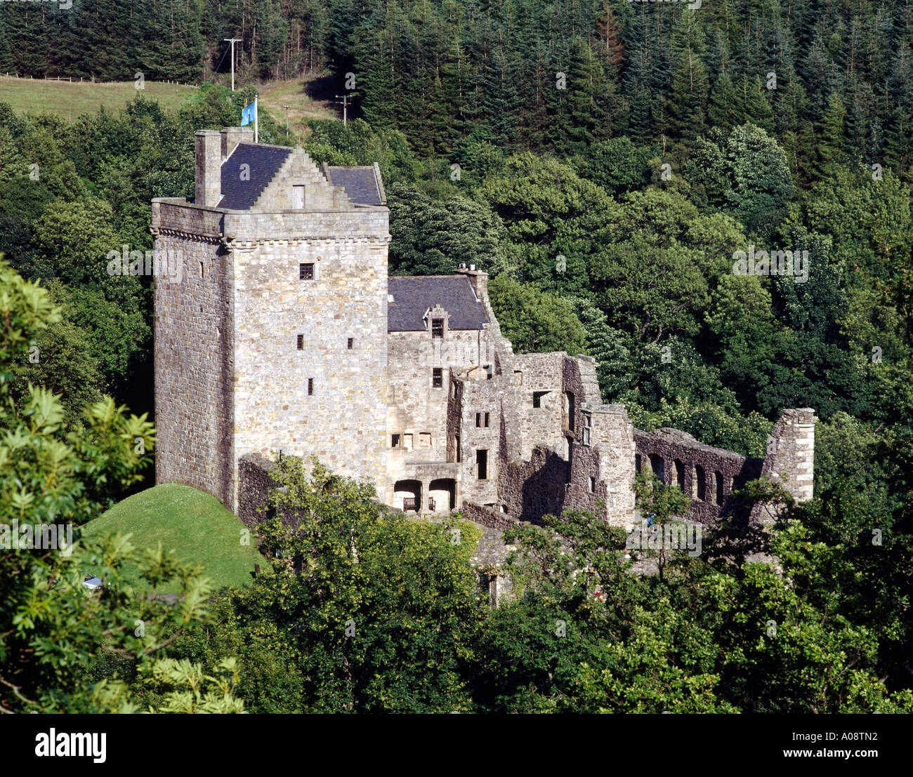 Dh Château Campbell GLEN CLACKMANNAN Dollar Dollar entre les arbres Château châteaux ecosse Glen gloom clackmannanshire Banque D'Images