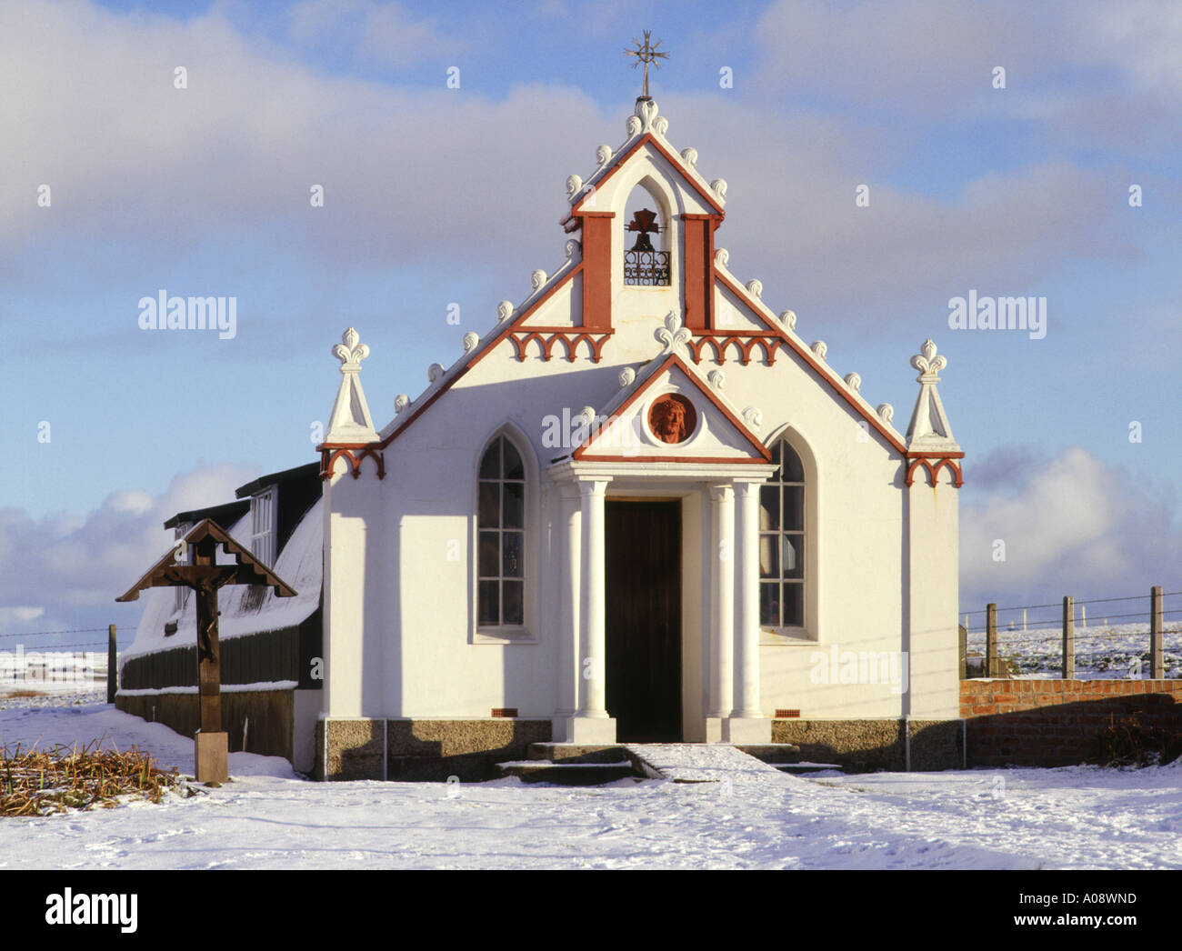 dh CHAPELLE ITALIENNE ORKNEY décoré prisonnier de guerre Église de Nissen construction de cabanes avec neige d'hiver camp de pow-wow du royaume-uni Banque D'Images