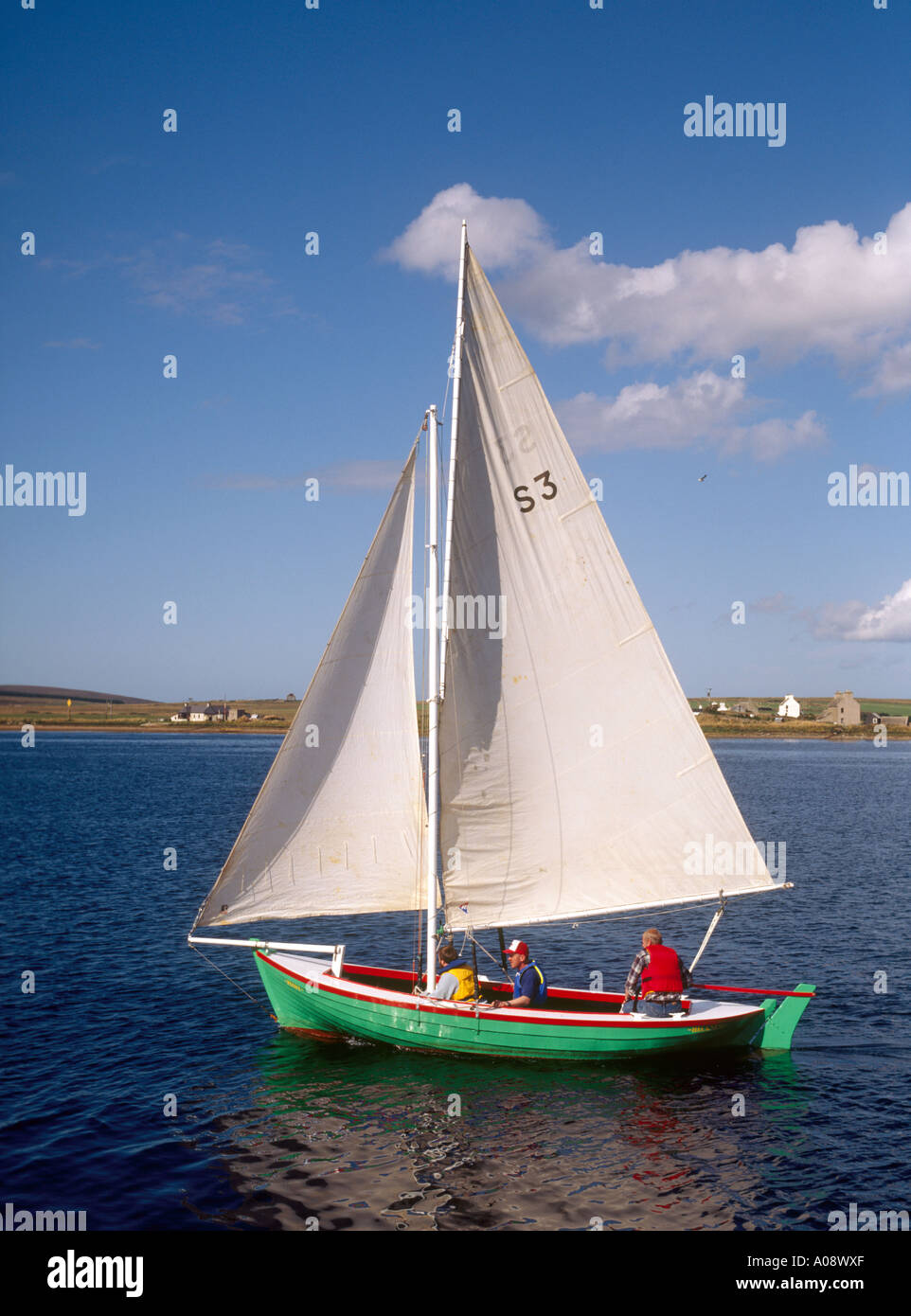 dh Longhope Regatta HOY ORKNEY Scottish Traditional Orkney Yole voiliers feuille blanche voiles écosse yacht personnes isle Banque D'Images