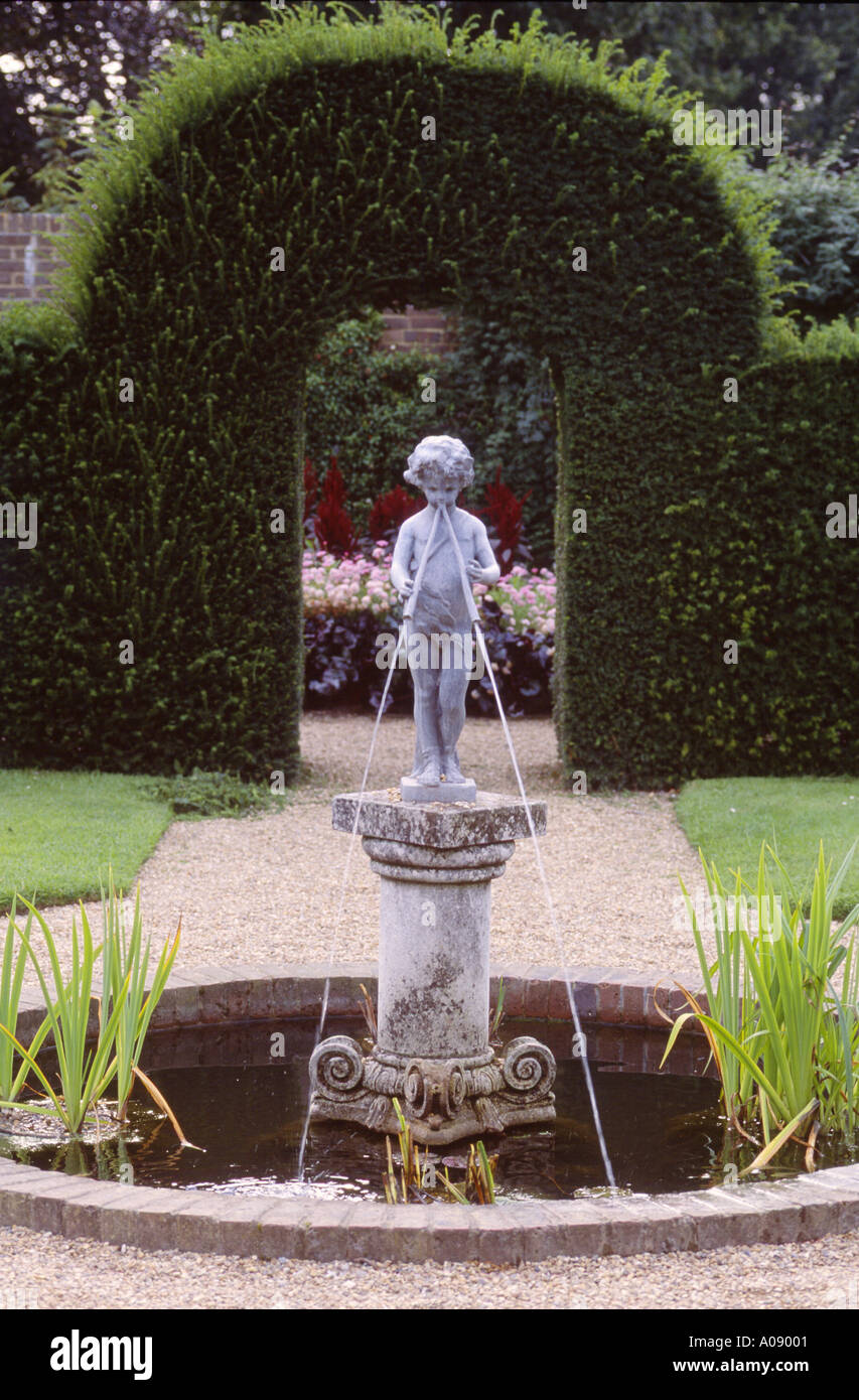Fontaine et piscine de Wakehurst Place W Sussex UK Banque D'Images